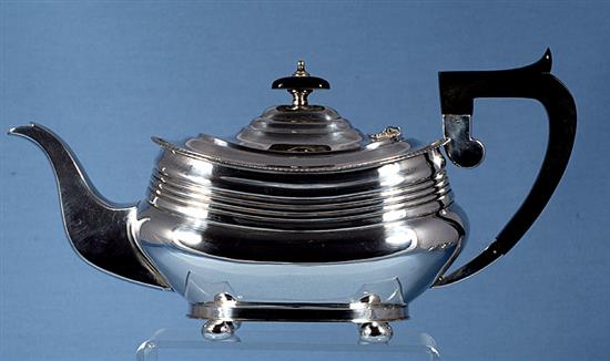 A 1940s silver three piece tea set, by William Bush & Sons, teapot height 156mm, gross weight 41.2oz/1283grms